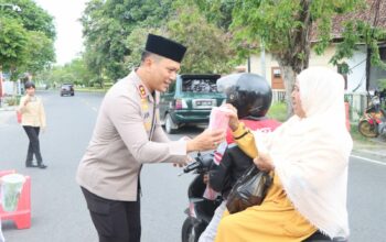 Turun Ke Jalan, Kapolres Sumbawa Ikut Bagikan Takjil Gratis kepada Masyarakat & Pengguna Jalan