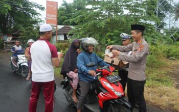 Kapolres Lombok Utara Bagi Takjil Kepada Pengguna Jalan