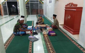 Bhabinkamtibmas Desa Medana Laksnakan Shalat Terawih Keliling di Desa Binaannya