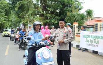 Berbagi Berkah di Bulan Suci: Polres Dompu Bagikan 300 Paket Takjil untuk Masyarakat