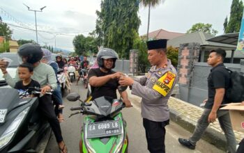 Tebar Kebaikan di Ramadhan Penuh Magfirah, Kapolres Bima Kota Bersama Bhayangkari Berbagi Takjil