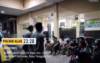 Diduga Balap Liar, Polsek Alas Bubarkan Blokir Jalan Yang Dilakukan Remaja di Desa Kalimango