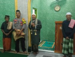 Babinkamtibmas Bripka Herianto Sambang dan Solat Taraweh Berjamaah di Masjid Al-Istiqomah Berikan Pesan Kamtibmas