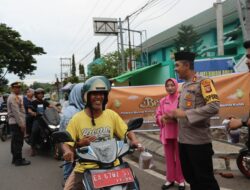 Kapolres Bima Kota dan Bhayangkari Bagikan Takjil Jelang Buka Puasa