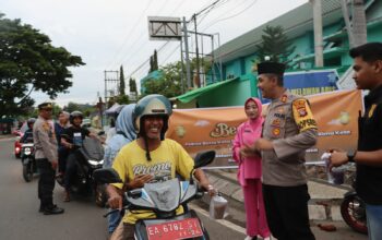 Kapolres Bima Kota dan Bhayangkari Bagikan Takjil Jelang Buka Puasa