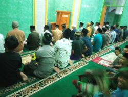 Bhabinkamtibmas Bripka Herianto Sambang dan Sholat Tarawih Berjamaah di Masjid Al-Istiqomah Berikan Pesan Kamtibmas