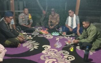 Ciptakan Situasi Kamtibmas yang kondusif di bulan Ramadhan Bhabinkamtibmas Desa Tatar lakukan sambang Desa malam hari