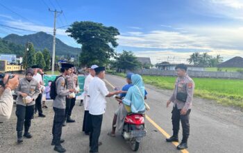 Polres Sumbawa Barat  ajak anggota semangat berbagi dengan salurkan takjil ke pengguna jalan