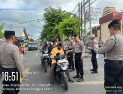 Moment Penuh Berkah, Sat Samapta Polres Sumbawa Bagi-Bagi Takjil Gratis