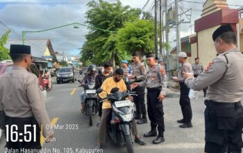 Moment Penuh Berkah, Sat Samapta Polres Sumbawa Bagi-Bagi Takjil Gratis