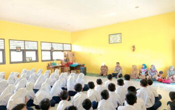 Polsek Sape Gelar Penyuluhan Hukum di SMP Negeri 2 Sape dengan Tema Pentingnya Keselamatan Berlalu Lintas