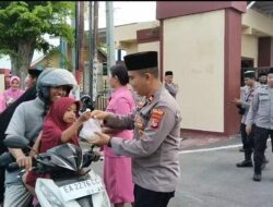 Jelang Berbuka, Sat Intelkam Polres Sumbawa Bagikan Ratusan Paket Takjil