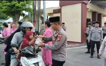 Jelang Berbuka, Sat Intelkam Polres Sumbawa Bagikan Ratusan Paket Takjil