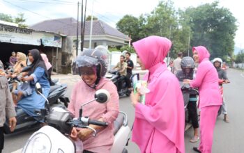 Momen Ramadhan 1446 H, Kapolres Bima Kota Bersama PJU dan Jajaran Bagikan Takjil Gratis