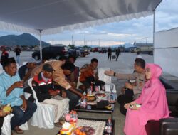 Kapolres Bima Kota dan Ketua Bhayangkari Berbagi Takjil serta Buka Puasa Bersama Porter di Pelabuhan Laut Bima