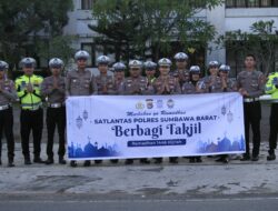 Berkah Ramadhan, Sat Lantas Polres Sumbawa Barat Bagikan Takjil kepada Masyarakat