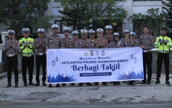 Berkah Ramadhan, Sat Lantas Polres Sumbawa Barat Bagikan Takjil kepada Masyarakat