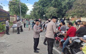 Sat Binmas Bersama Kapolres Sumbawa Bagikan Takjil Gratis Kepada Masyarakat