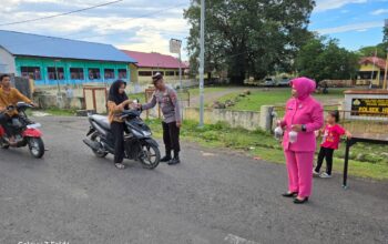 Indahnya Kebersamaan: Polsek Hu’u dan Bhayangkari Ranting Hu’u Berbagi Takjil untuk Masyarakat