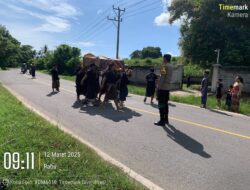 Bhabinkamtibmas Desa Sabedo Kawal Prosesi Pemakaman Warga Binaannya