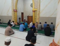 Bhabinkamtibmas Lakukan Shalat Subuh Keiling