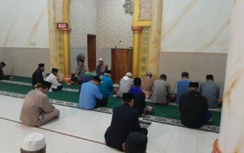 Bhabinkamtibmas Lakukan Shalat Subuh Keiling