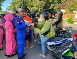 Satpolairud Polres Sumbawa Berbagi Takjil, Wujud Kepedulian di Bulan Ramadan