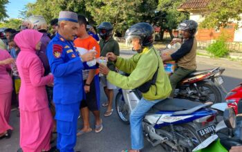 Satpolairud Polres Sumbawa Berbagi Takjil, Wujud Kepedulian di Bulan Ramadan