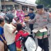 Polri untuk Masyarakat, Polsek Rastim Berbagi Paket Takjil kepada Pengendara