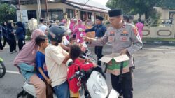 Polri untuk Masyarakat, Polsek Rastim Berbagi Paket Takjil kepada Pengendara