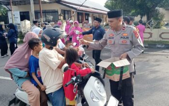 Polri untuk Masyarakat, Polsek Rastim Berbagi Paket Takjil kepada Pengendara