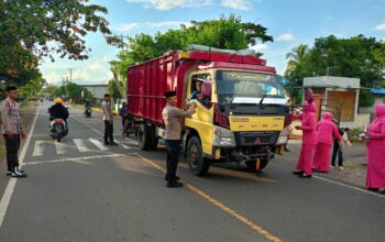 Konsep OtomatisBerkah Ramadhan: Polsek Manggelewa dan Bhayangkari Bagikan Takjil, Wujud Kepedulian untuk Sesama