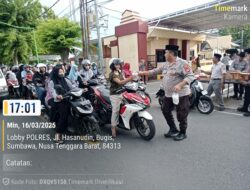 Polres Sumbawa Bagikan Paket Takjil Gratis kepada Masyarakat dan Pengendara