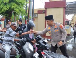 Kapolres Sumbawa Bersama Gabungan Staf Bagikan Takjil Kepada Masyarakat