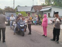 Personel Polsek Alas dan Alas Barat Bersama Bhayangkari Bagikan Takjil kepada Masyarakat