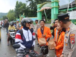 Kapolres Bima Kota Bersama Mahasiswa UMBO dan Bhayangkari Bagikan Takjil Kepada Masyarakat