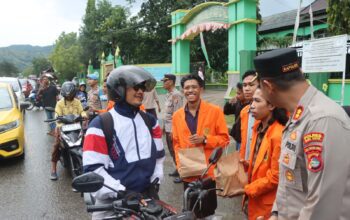 Kapolres Bima Kota Bersama Mahasiswa UMBO dan Bhayangkari Bagikan Takjil Kepada Masyarakat