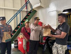 Kegiatan Ramadhan Suci, Personel Polsek KPL Tano Berbagi Berkah Paket Berbuka Puasa kepada Kru Kapal dan Pengguna Jasa Penyeberangan
