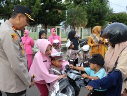 Kapolres Bima Kota dan Polisi Cilik TK Kemala Bhayangkari Meriahkan Ramadhan dengan Berbagi Takjil