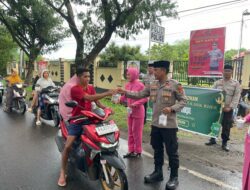 Polsek Rhee Bagikan Takjil kepada Masyarakat Jelang Berbuka