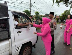 Polsek Labuhan Badas Bagikan Takjil untuk Masyarakat Jelang Berbuka