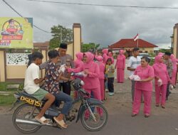 Polsek Sumbawa Bagikan Takjil kepada Masyarakat di Bulan Ramadan