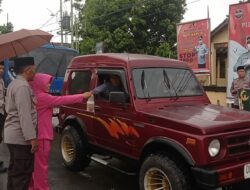 Polsek Moyo Hulu dan Moyo Hilir Bagikan Takjil Kepada Masyarakat Jelang Berbuka Puasa