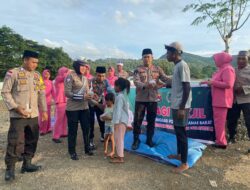 Polri Untuk Masyarakat: Polsek Rasbar Sambangi Pemecah Batu dan Berbagi Takjil