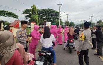 Polsek Lape dan Polsek Plampang Bagikan Takjil di Bulan Ramadhan