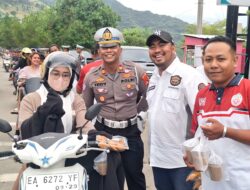 Satlantas Polres Bima Kota Bersama Paguyuban Bikers Bima Bagikan Takjil dan Edukasi Keselamatan Berlalu Lintas