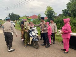 Jelang Berbuka, Polsek Empang & Polsek Labangka Bagikan Takjil Untuk Masyarakat