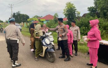 Jelang Berbuka, Polsek Empang & Polsek Labangka Bagikan Takjil Untuk Masyarakat