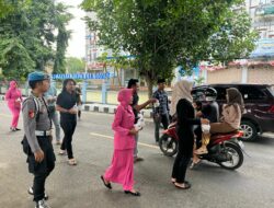 Ramadhan Penuh Berkah: Kasat Narkoba Polres Dompu Pimpin Aksi Berbagi, Senyum Haru Iringi Pembagian Takjil