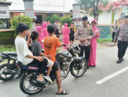 Indahnya Berbagi, Polsek Ropang Bersama Bhayangkari Bagikan Takjil Untuk Masyarakat